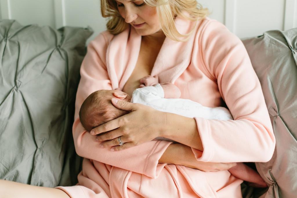 Мама в халате кормит ребенка. Кормящая мать розовая картинка. Woman cradling Baby. Мама без халата