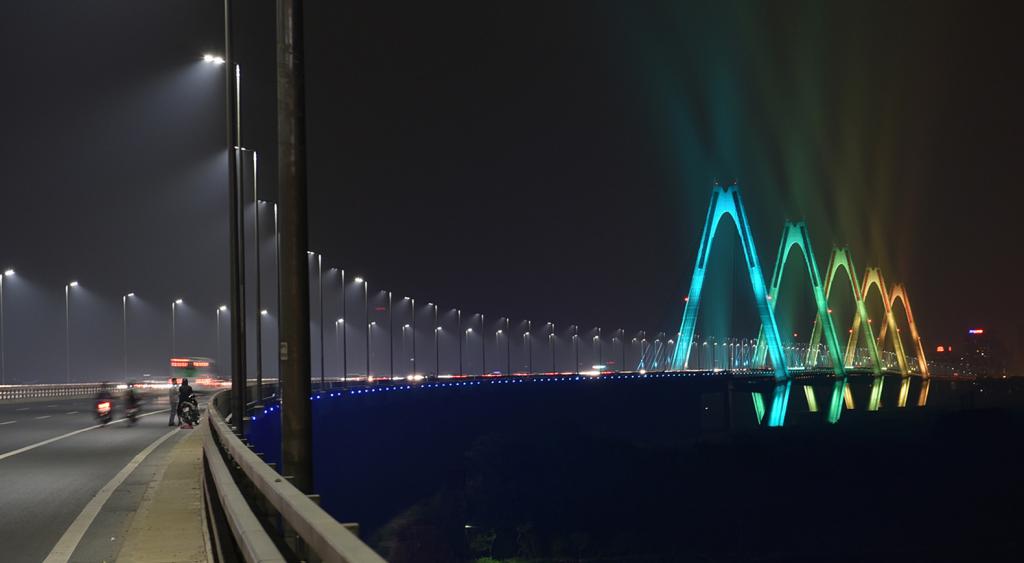 Освещенная арка моста