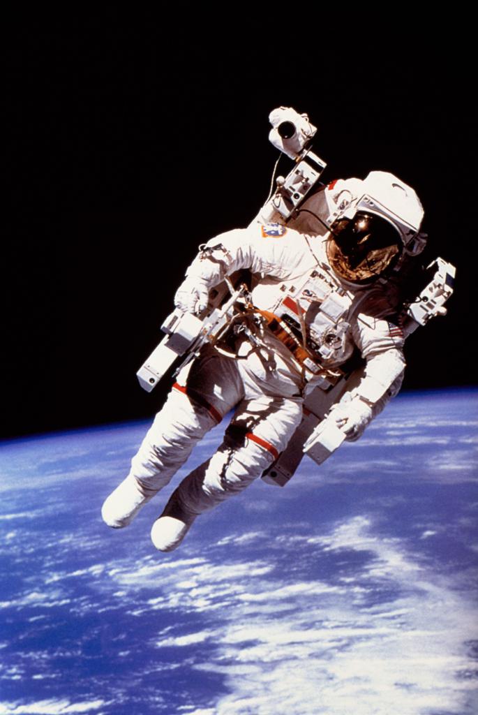 Фото космонавта в космосе