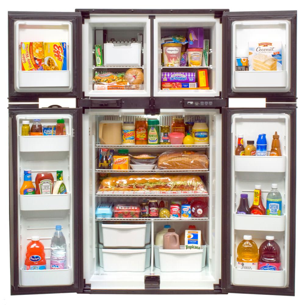 холодильник с продуктами