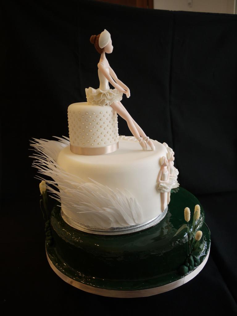 Торт с балериной в тематике "Лебединое озеро"