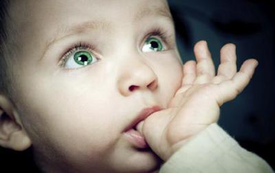 Как отучить ребенка сосать пальцы. Как отучить ребенка от сосания пальца: полезные советы