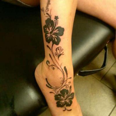 Фото татуировки цветы на ноге для девушек