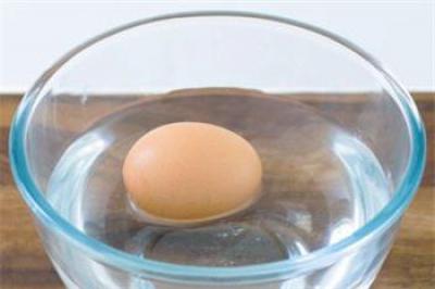 Почему яйцо не тонет в воде?