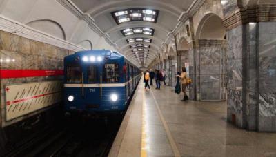 с какой скоростью едет метро в москве