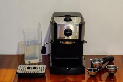 рожковая кофеварка DeLonghi EC 156В
