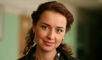 Наталья Русинова В Купальнике – Молодые И Злые (2006)