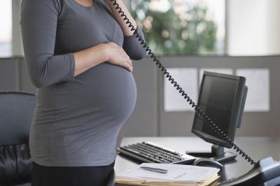 Когда говорить на работе о беременности? Когда приносить справку о беременности на работу? Что предусматривает Трудовой кодекс для беременных. Справка о беременности: образец с печатью. Как заполнить справку по беременности