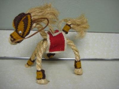 Игрушечная лошадь для кукол с седлом и уздечкой, коричневая