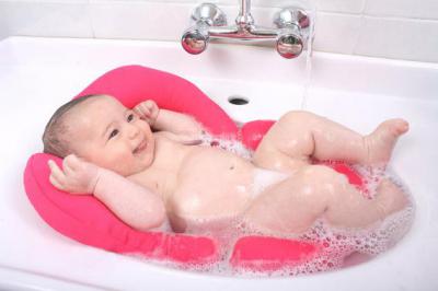 Можно мыть ребенка после роддома. Купание по Комаровскому. Что необходимо подготовить для купания