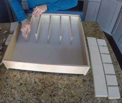 Мы сами сделали органайзер для большого кухонного ящика. Он подходящего размера, с удобными отделениями, и его очень легко сделать