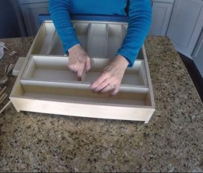 Мы сами сделали органайзер для большого кухонного ящика. Он подходящего размера, с удобными отделениями, и его очень легко сделать
