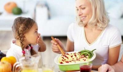 Могут ли родители доедать за детьми: что говорят народные приметы